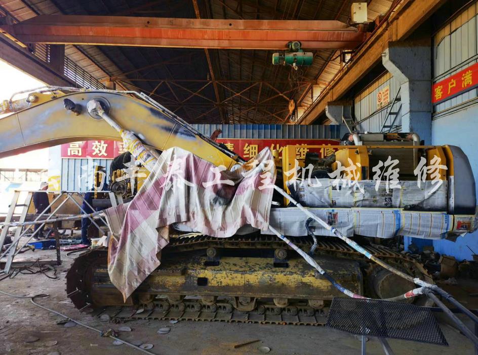 挖掘機翻新現(xiàn)場